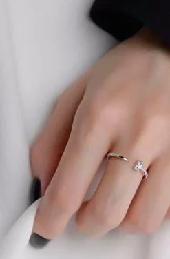 ANILLO FINO TORNILLO PLATA