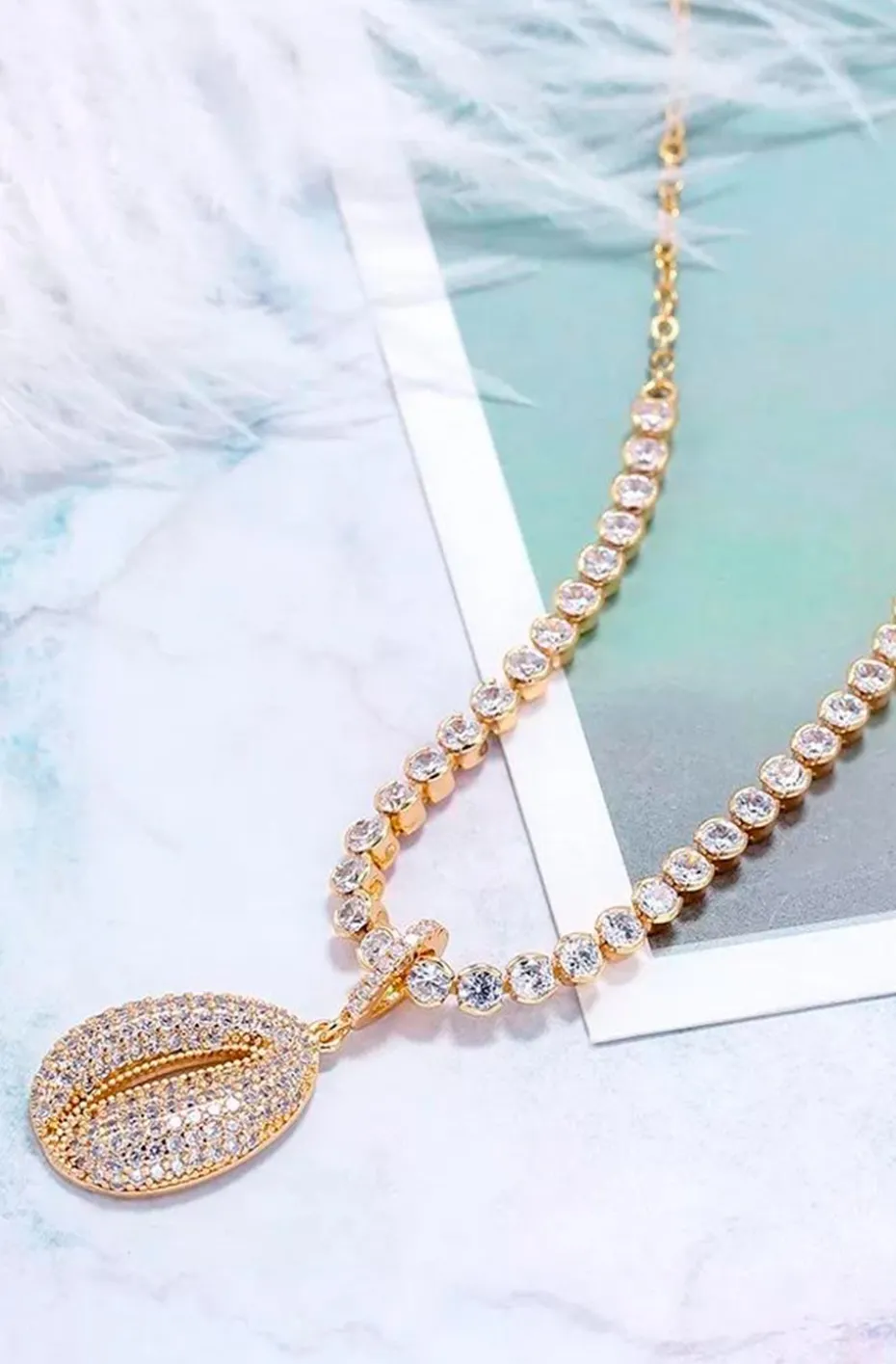 COLLAR CONCHA CRISTALES
