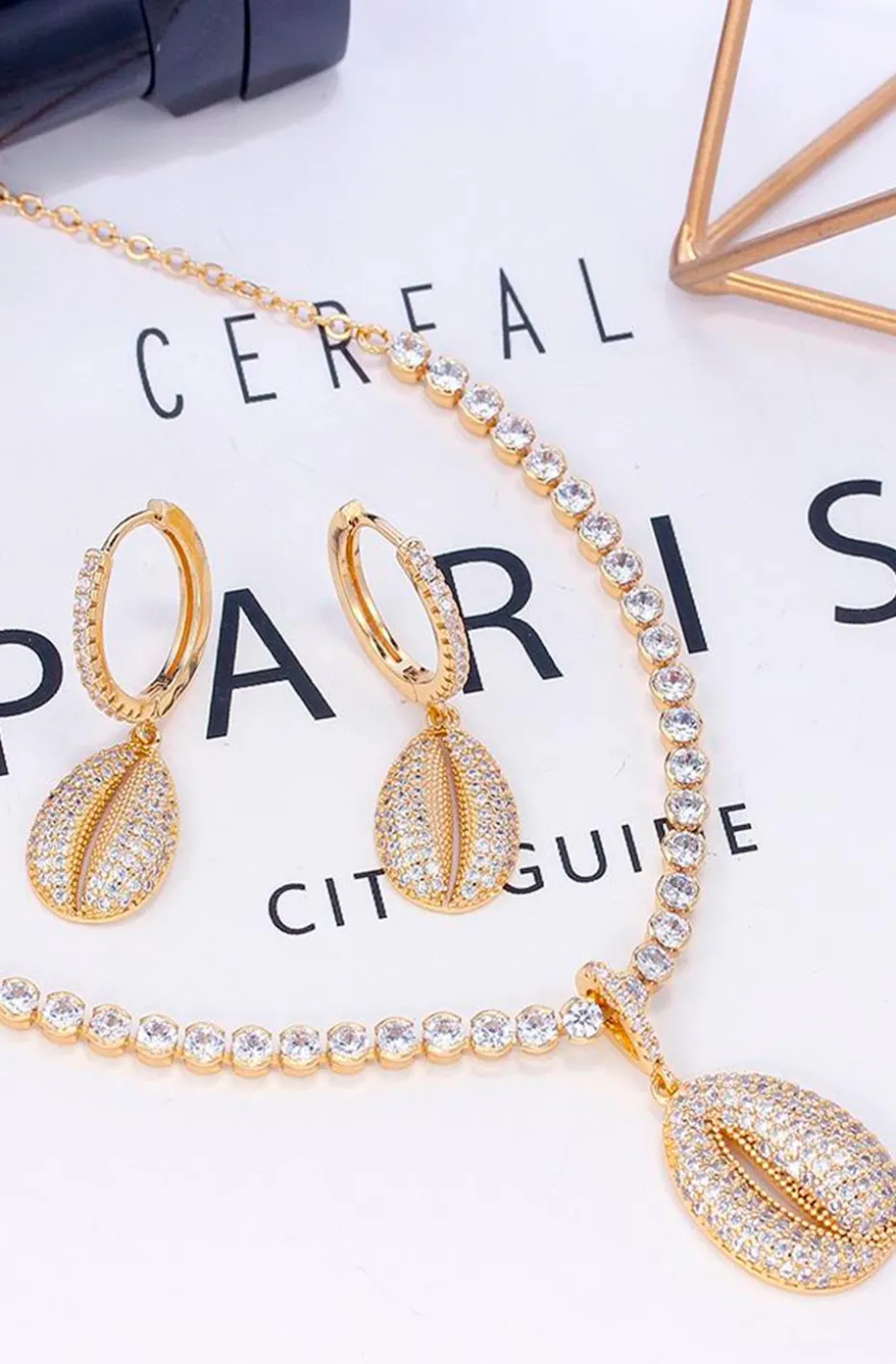 COLLAR CONCHA CRISTALES