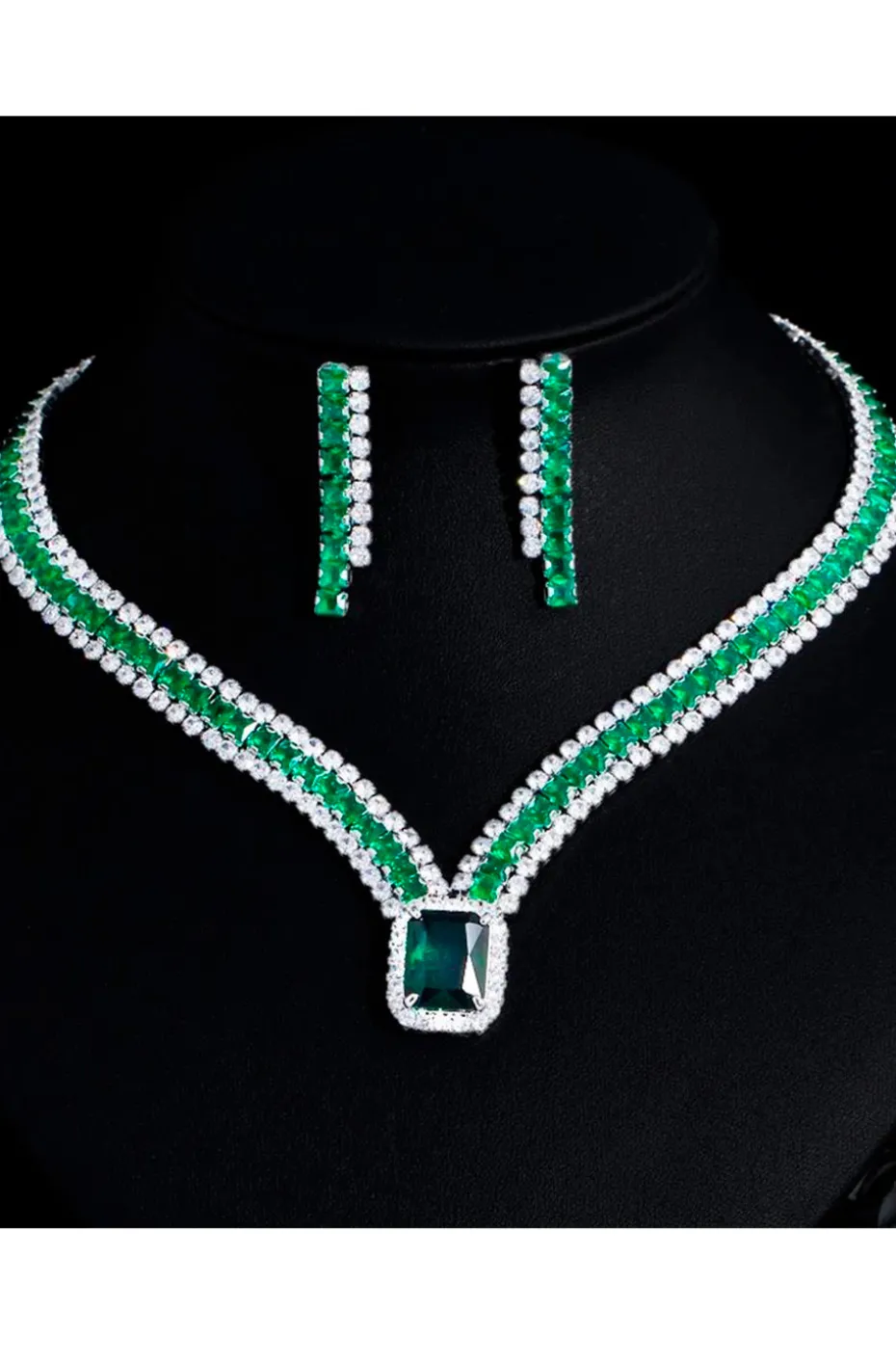 COLLAR VERDE ESMERALDA Y CIRCONITAS