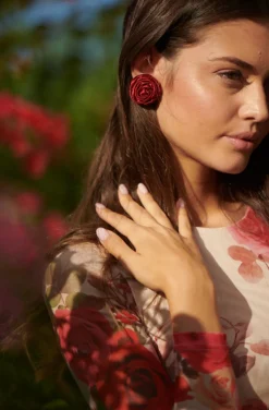 PENDIENTES ROSAS ROJO GRANATE