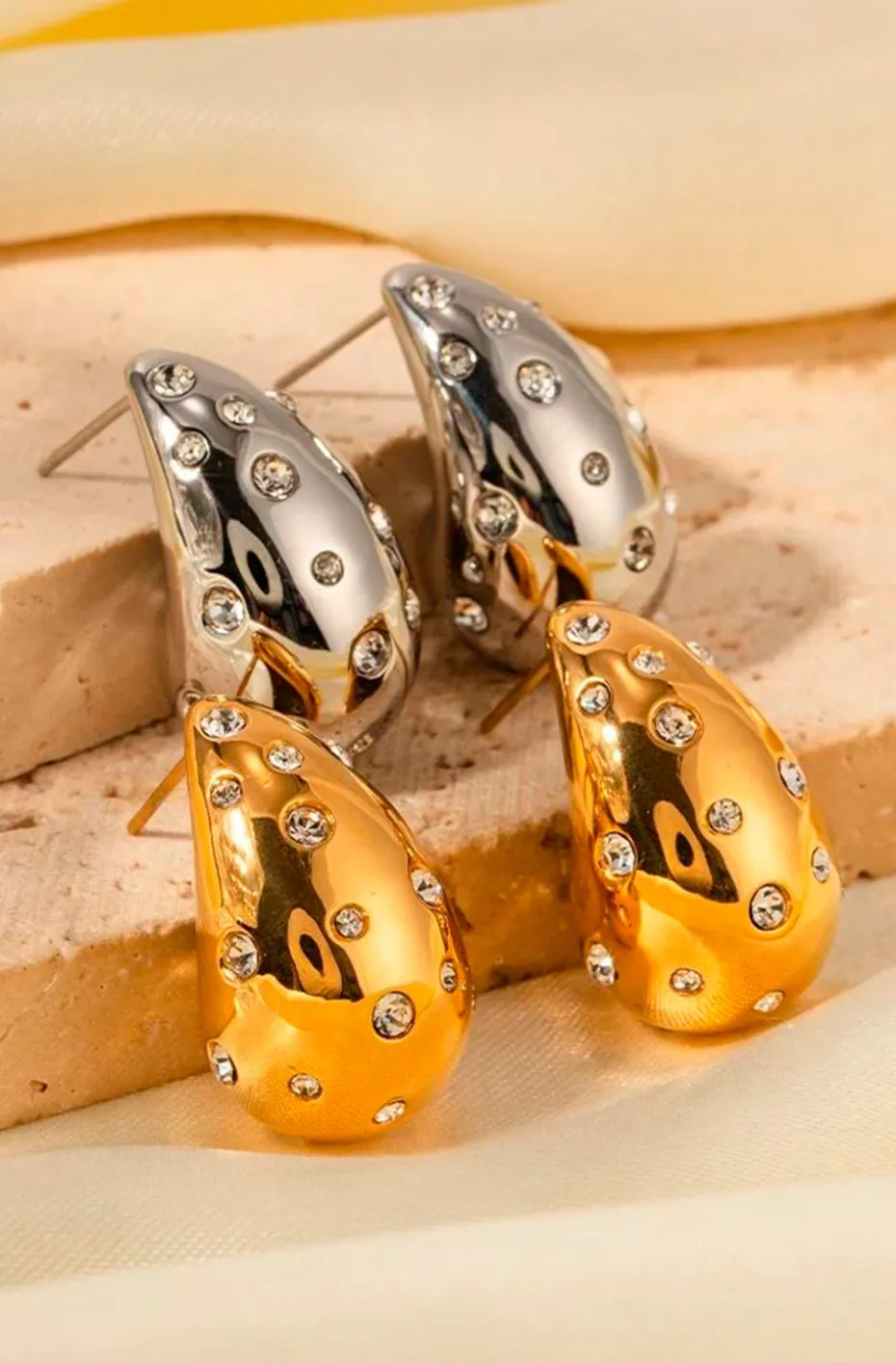 PENDIENTES DROP DORADA CON STRASS