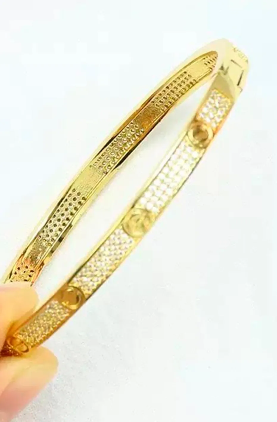 PULSERA CLAVOS CIRCONITAS DORADA