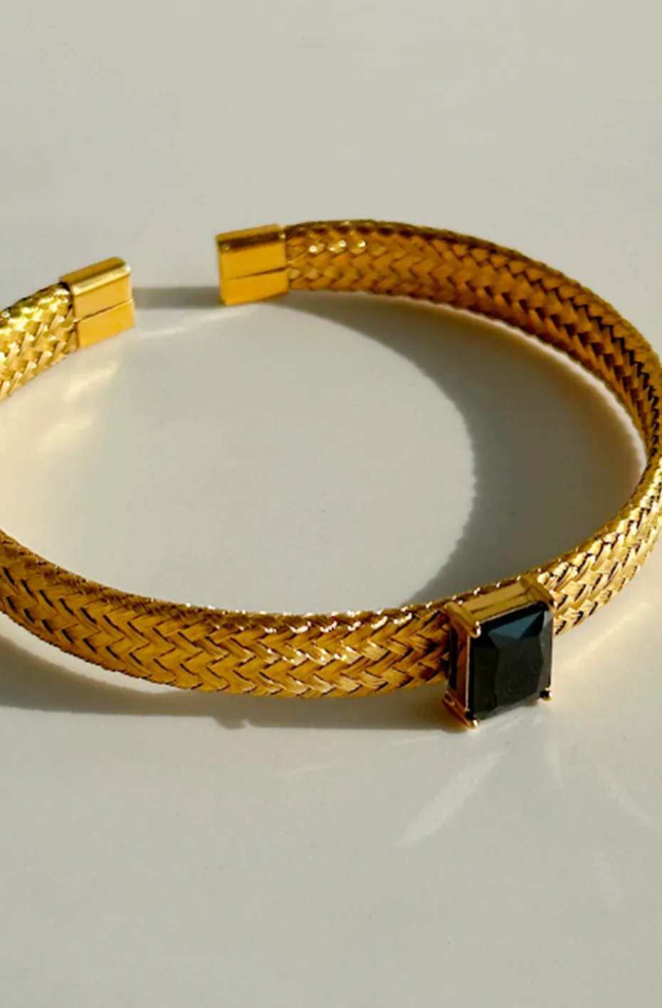 PULSERA DORADA DE ACERO CRISTAL NEGRO