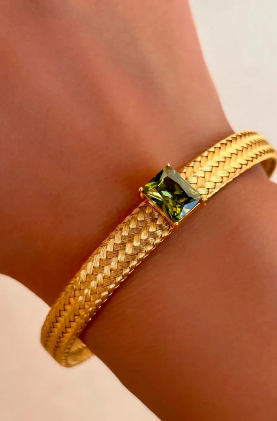 PULSERA DORADA DE ACERO VERDE