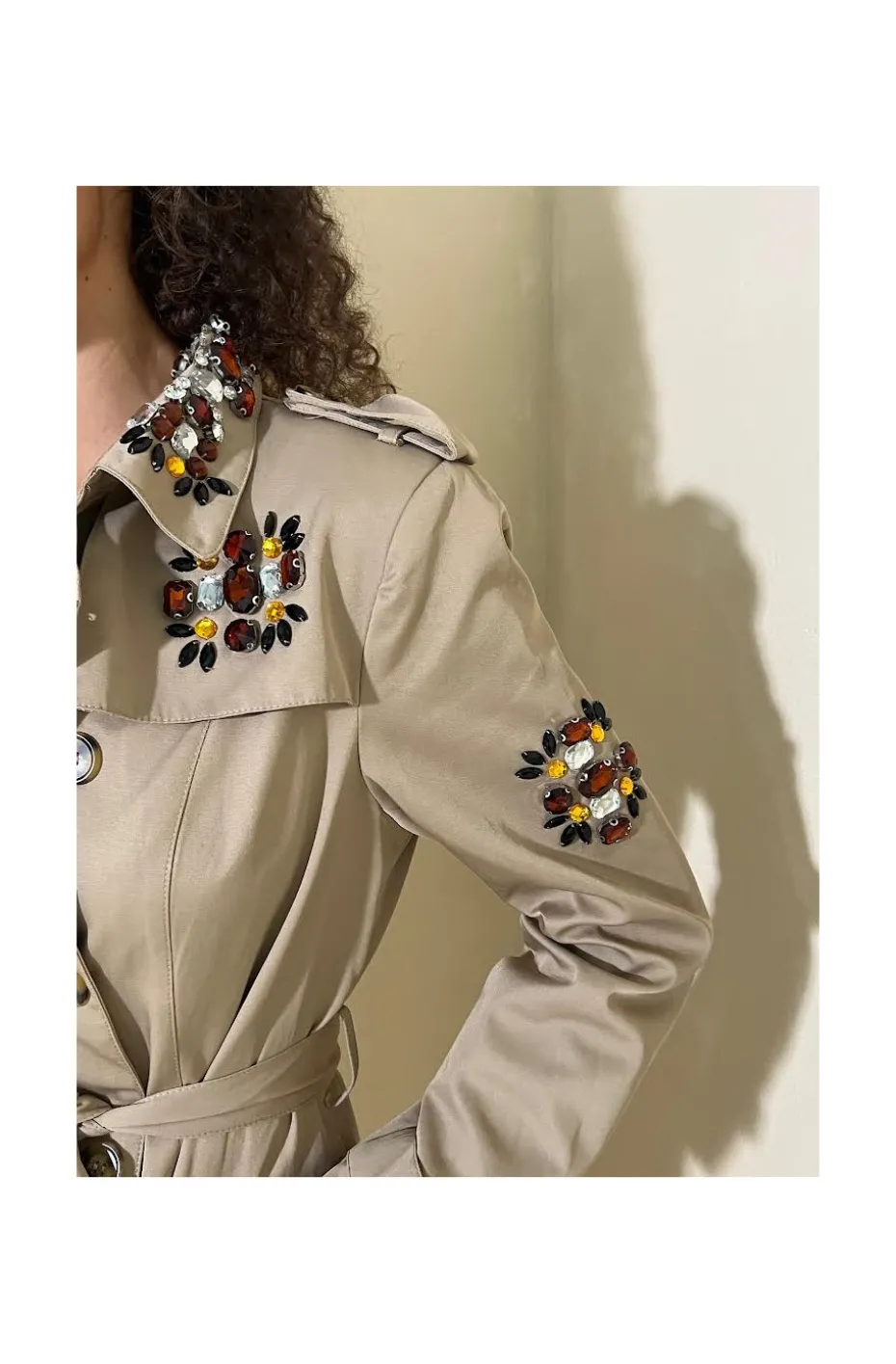 TRENCH CON DETALLES JOYA