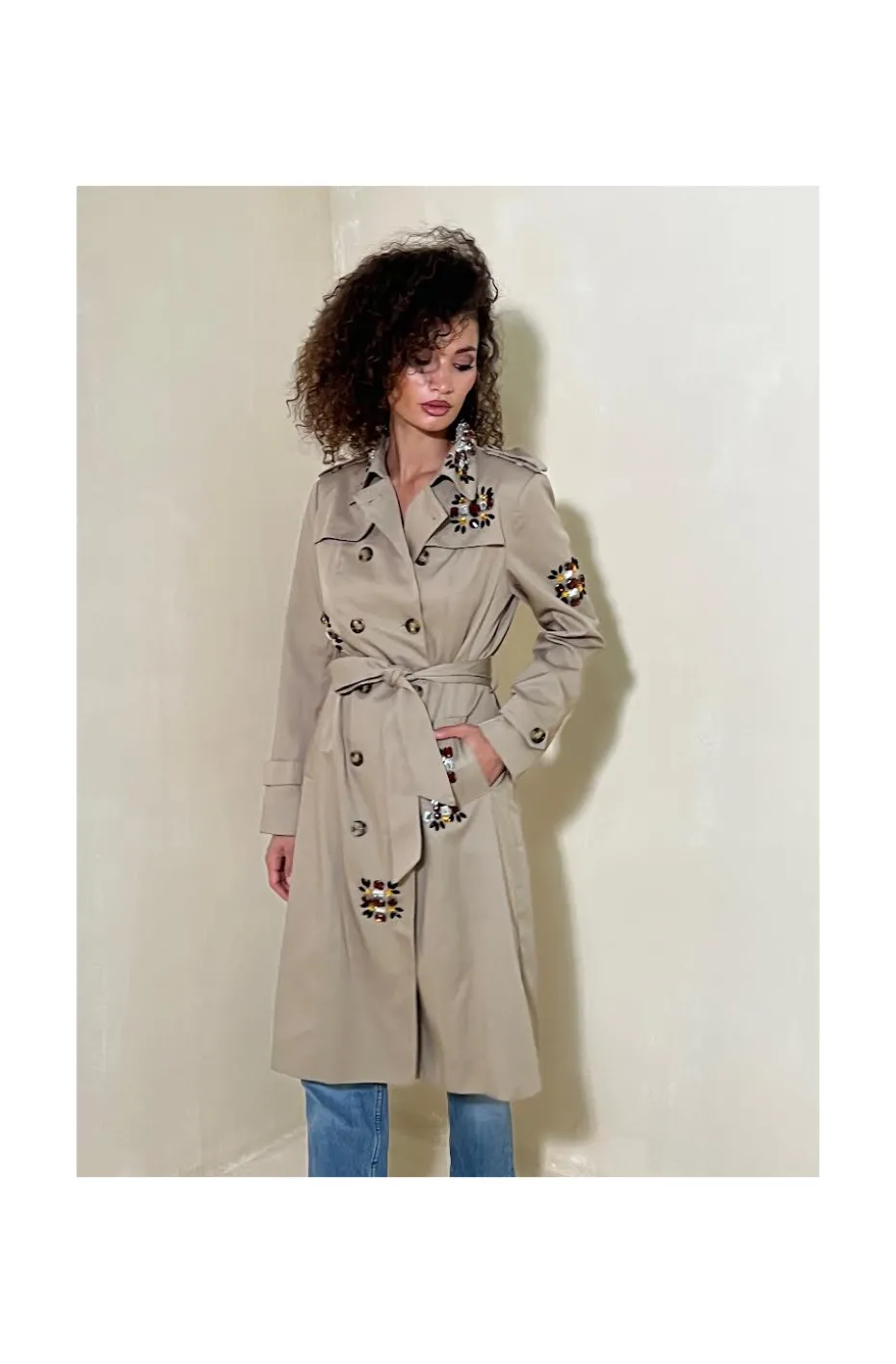 TRENCH CON DETALLES JOYA