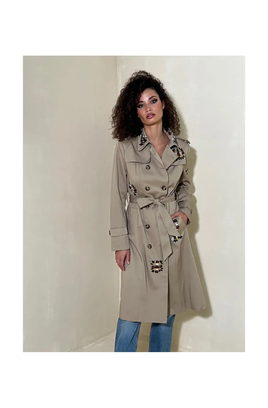 TRENCH CON DETALLES JOYA
