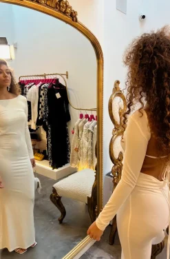 VESTIDO GRAN ESCOTE EN LA ESPADA BLANCO ROTO