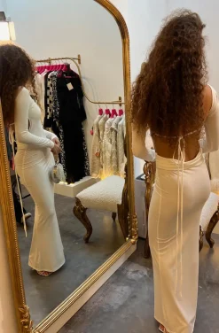 VESTIDO GRAN ESCOTE EN LA ESPADA BLANCO ROTO