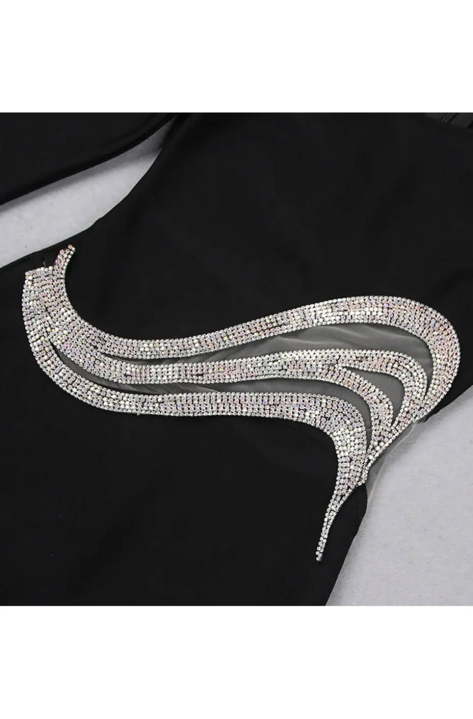 VESTIDO NEGRO DETALLE JOYA